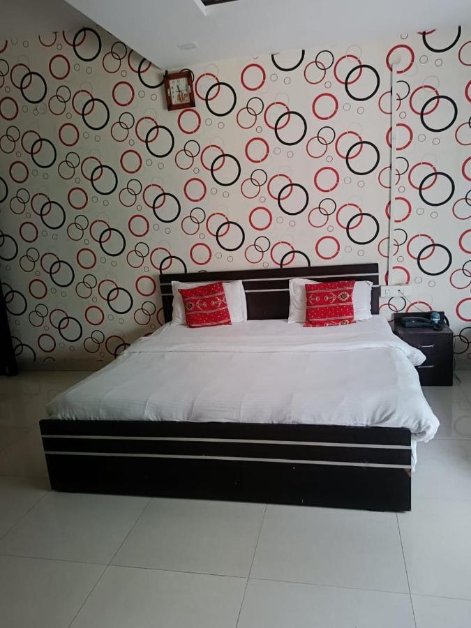 Hotel Mahati Индор Екстериор снимка